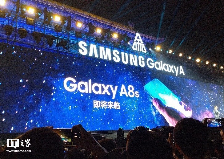 Samsung neckt das Galaxy A8 mit einem Kameraloch auf dem Bildschirm