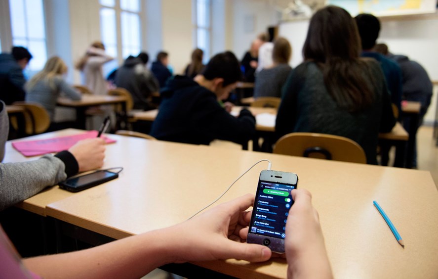 Well well, French government bans students from using smartphones at school