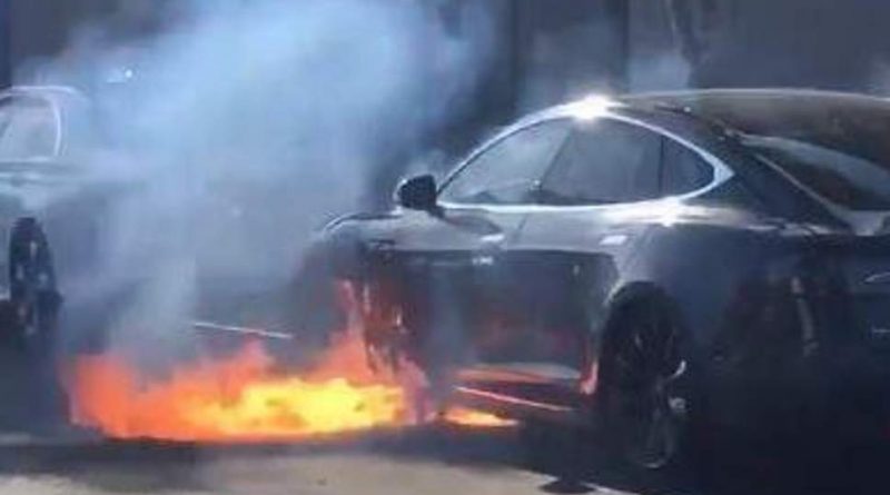Tesla car went in flames in the middle of the road, because