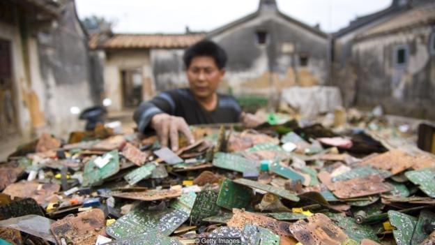 Phone miners, or how chinese people make gold from scrap