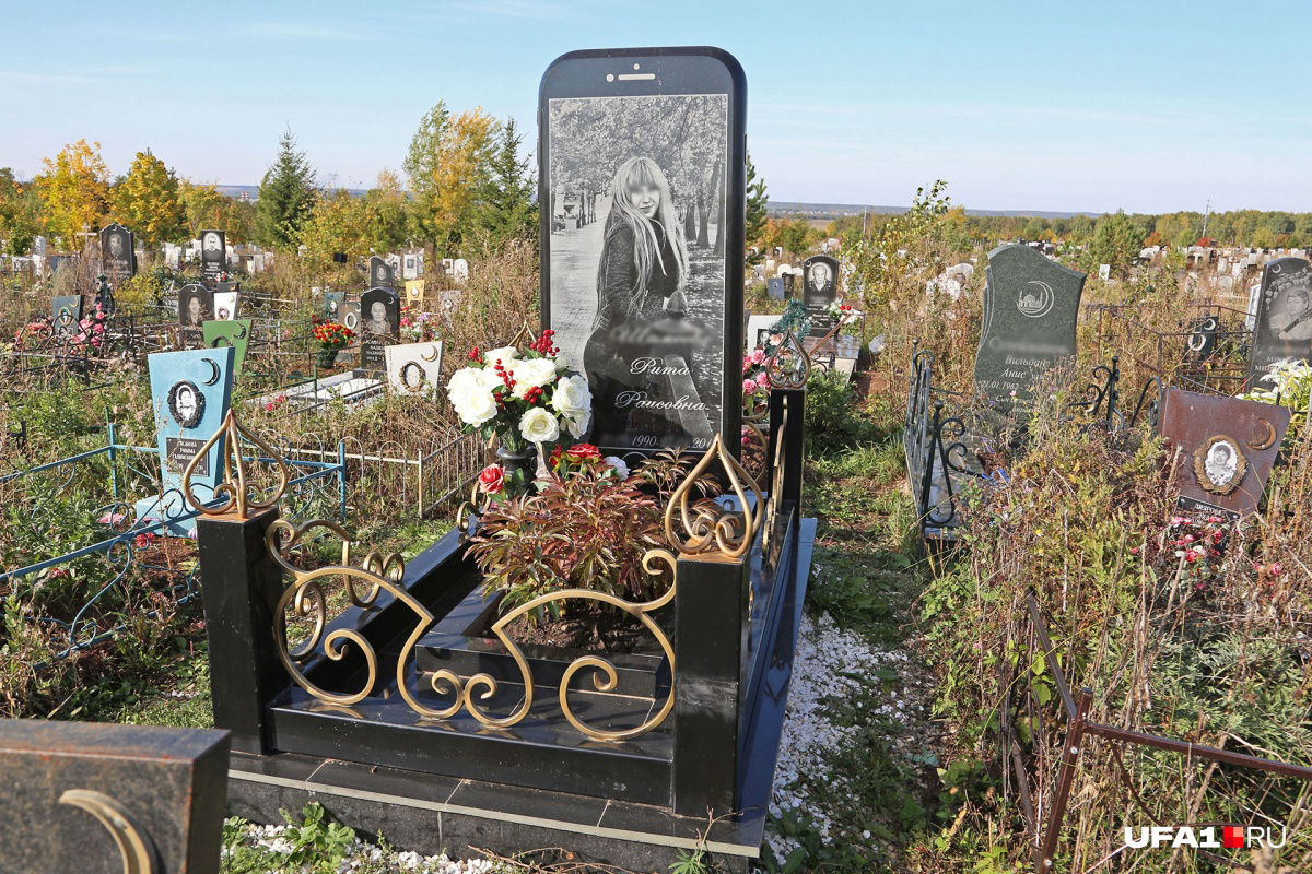 Russians have made an iPhone-shaped tombstone